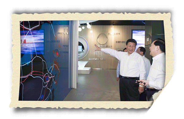 2015年5月25日，习近平在舟山城市展示馆了解舟山群岛新区规划。