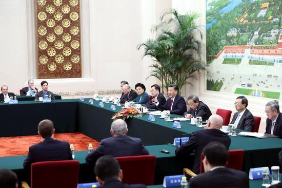 10月30日，习近平在北京人民大会堂会见清华大学经济管理学院顾问委员会海外委员和中方企业家委员。新华社记者 鞠鹏 摄