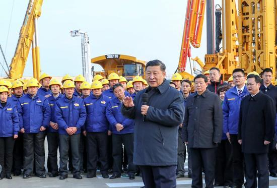 12月12日至13日，习近平在江苏徐州市考察。这是12日下午，习近平在徐工集团重型机械有限公司亲切看望劳动模范、技术能手等职工代表，鼓励他们在为实现中国梦的奋斗中争取人人出彩。新华社记者 谢环驰 摄
